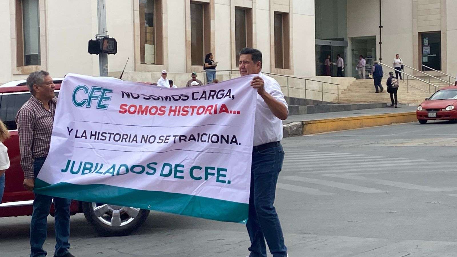 Protestan jubilados de CFE contra afectaciones a pensiones