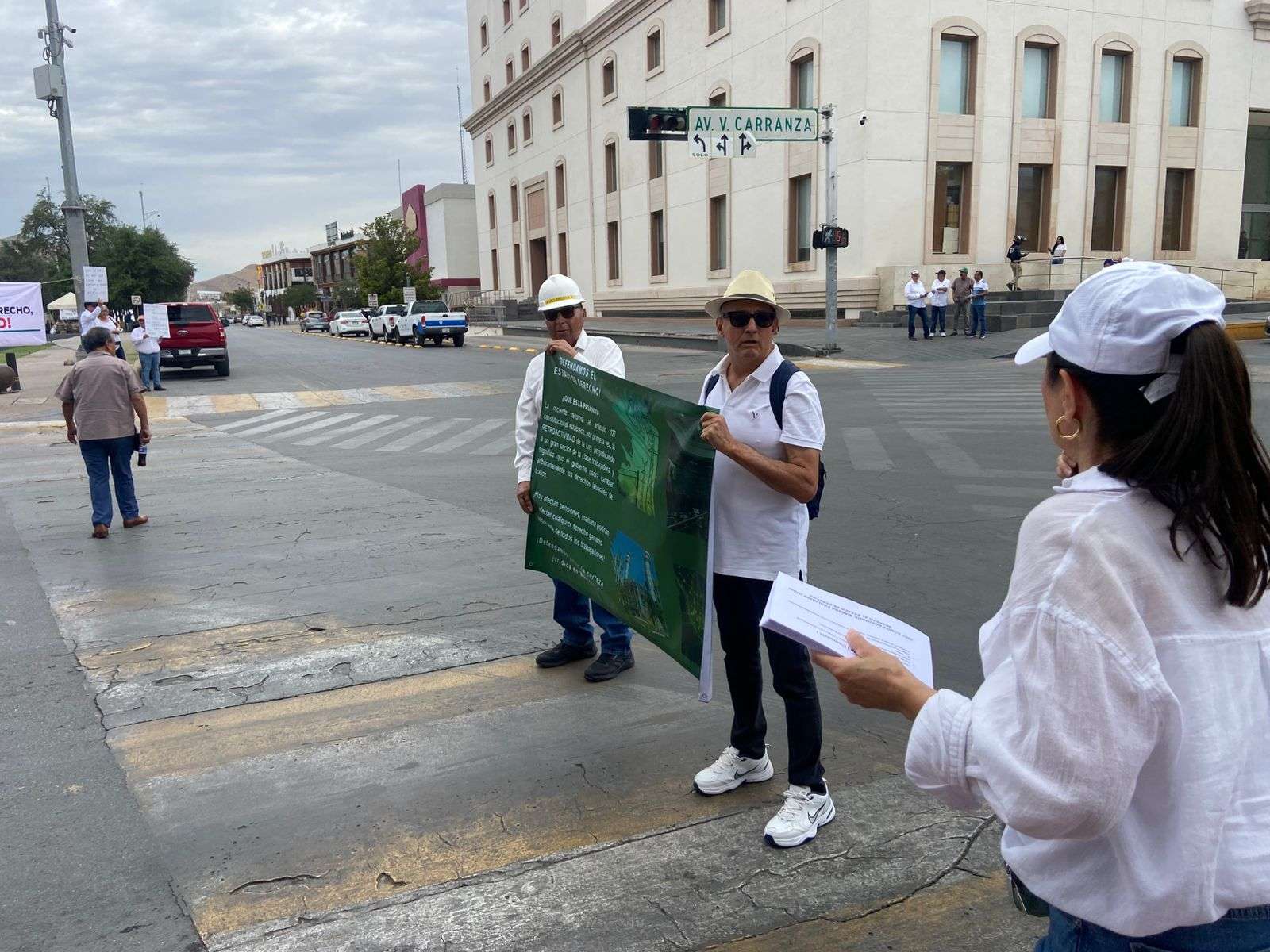 Protestan jubilados de CFE contra afectaciones a pensiones