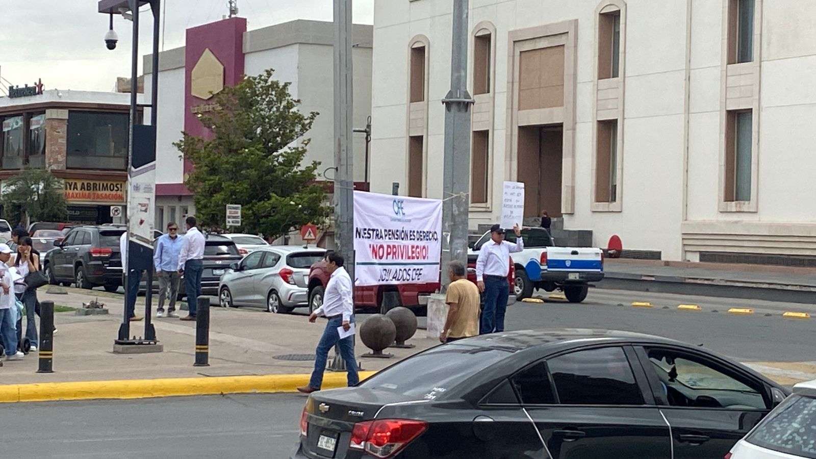 Protestan jubilados de CFE contra afectaciones a pensiones