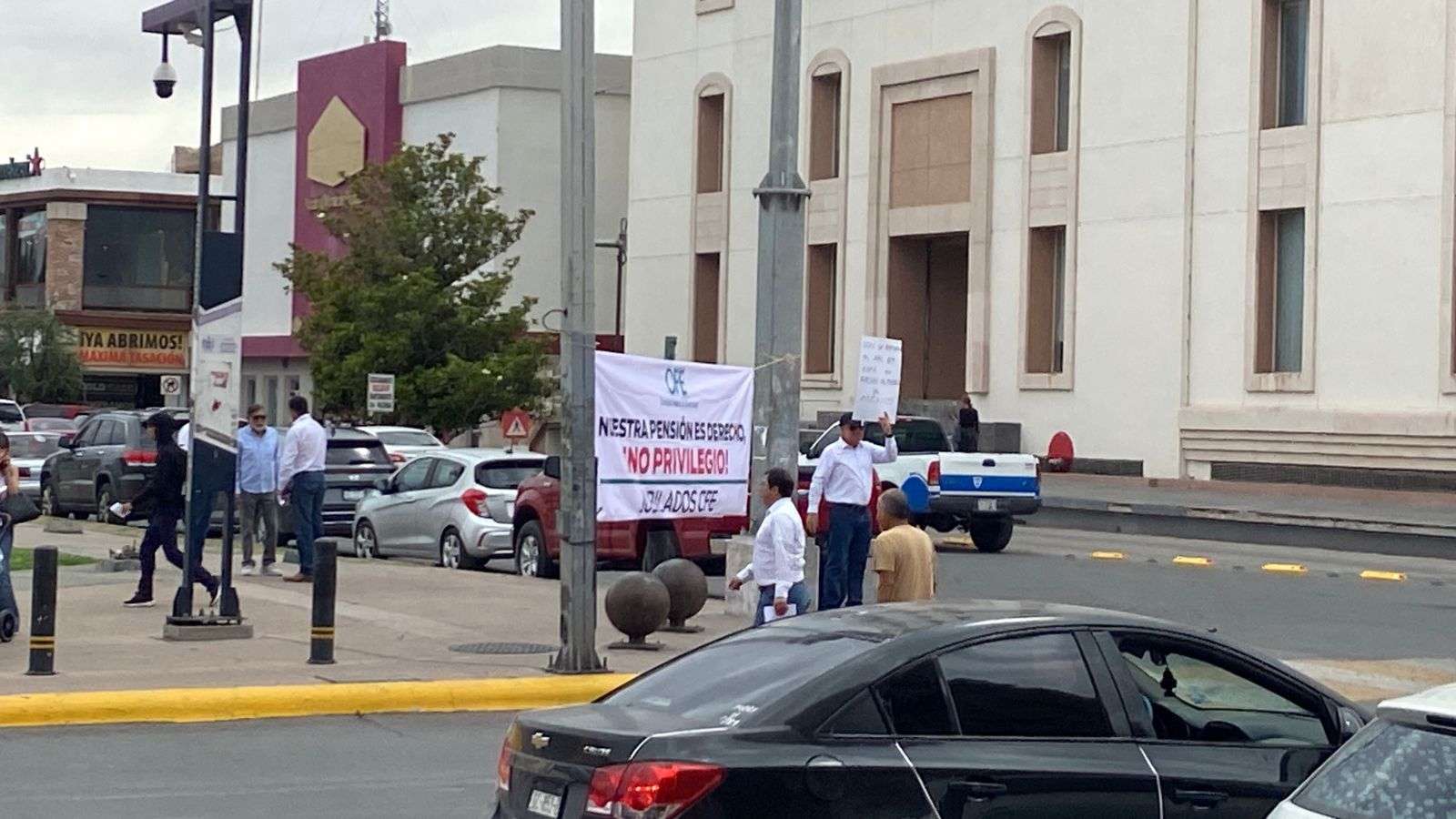 Protestan jubilados de CFE contra afectaciones a pensiones