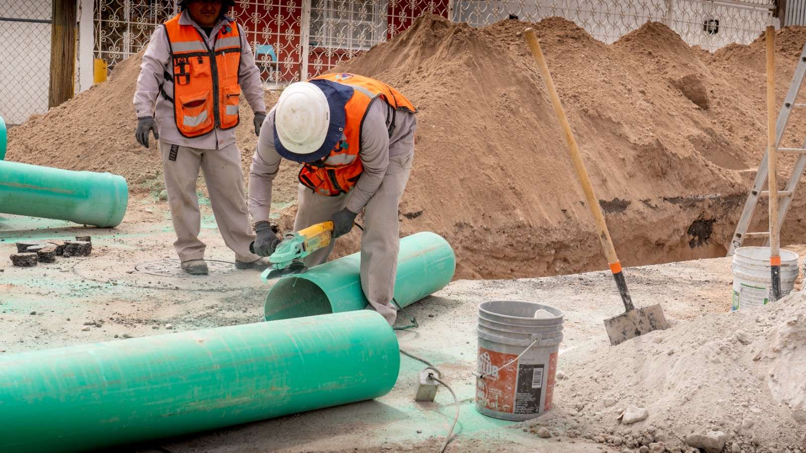 Reemplazan más de 70 metros de tubería de drenaje en la avenida Valentín Fuentes