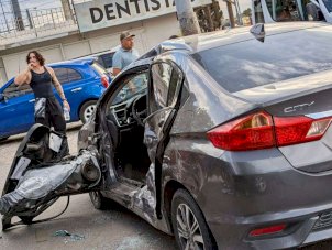 Queda atrapado dentro de su auto tras fuerte choque en la Ch-P