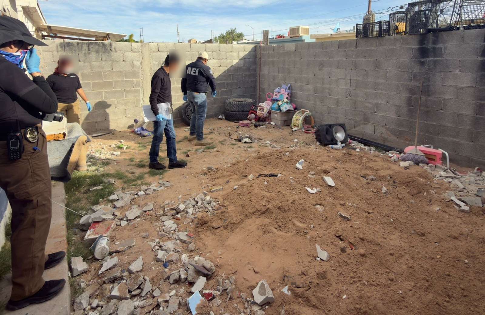 Encuentran dos cuerpos sepultados en casa de Urbivilla del Cedro 