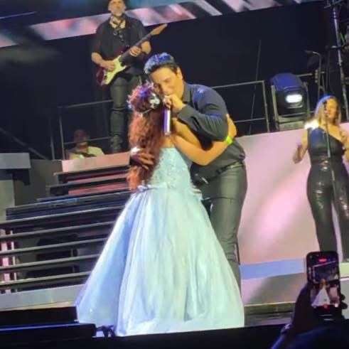 Cumple Meche su sueño y baila con Chayanne