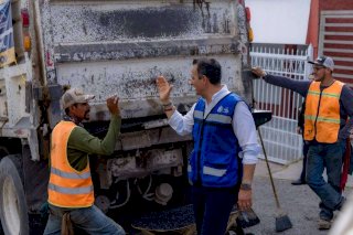 Supervisa Marco Bonilla labores de bacheo en colonia Saucito 