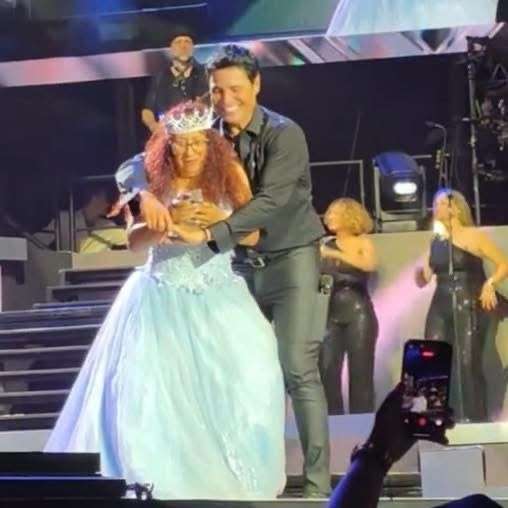 Cumple Meche su sueño y baila con Chayanne