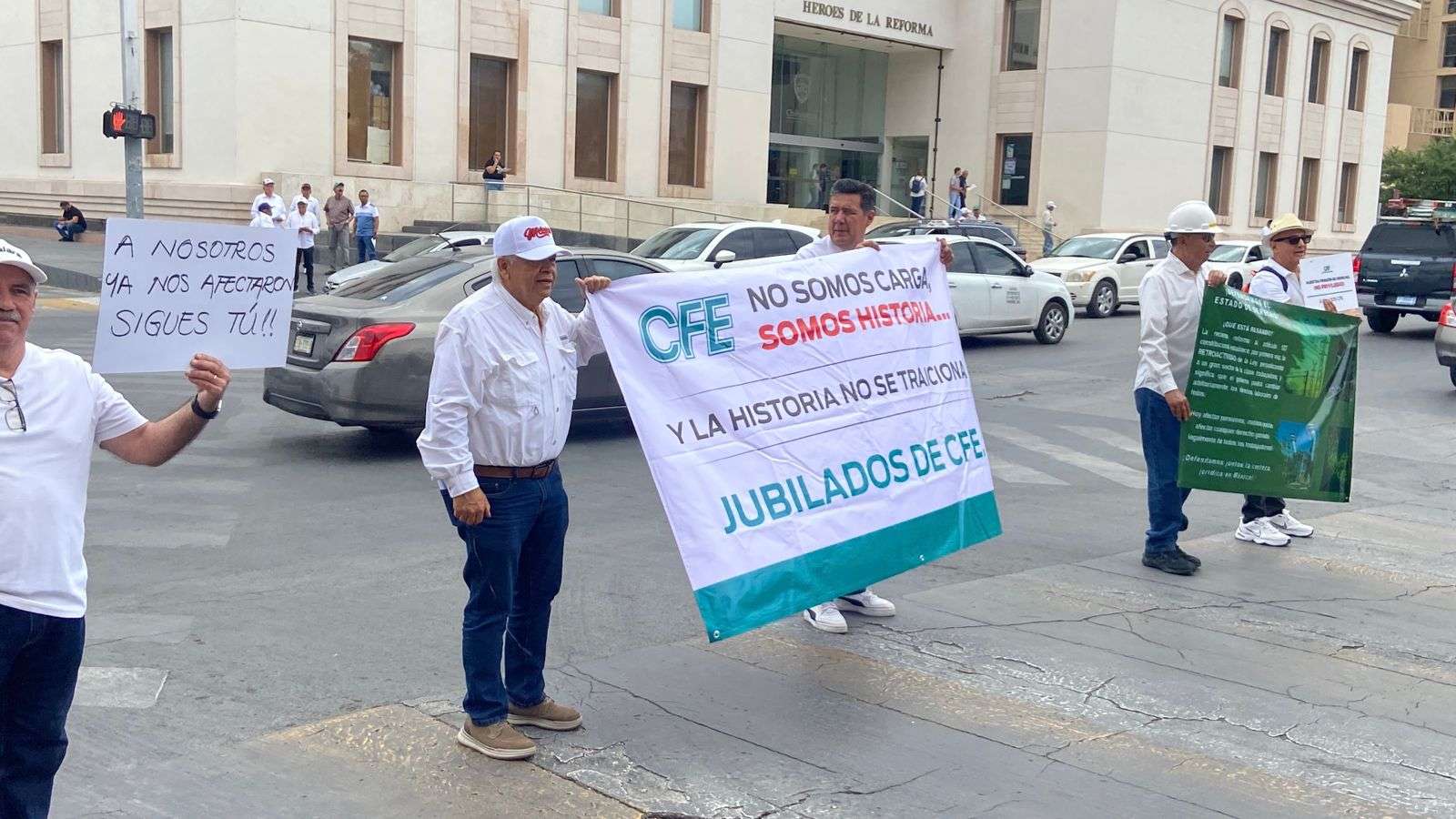 Protestan jubilados de CFE contra afectaciones a pensiones