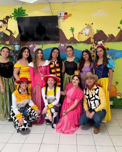 Sorprenden médicos a niños hospitalizados con disfraces y regalos