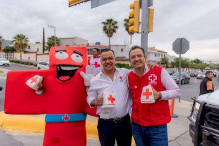Participa Marco Bonilla en boteo de la Cruz Roja 