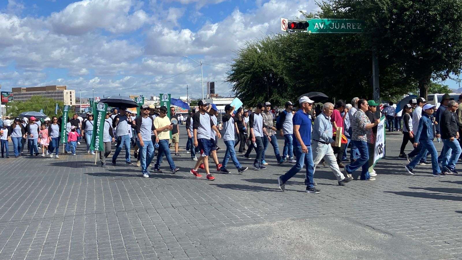 Protesta contingente de telefonistas y del Monte de Piedad en el Ángel