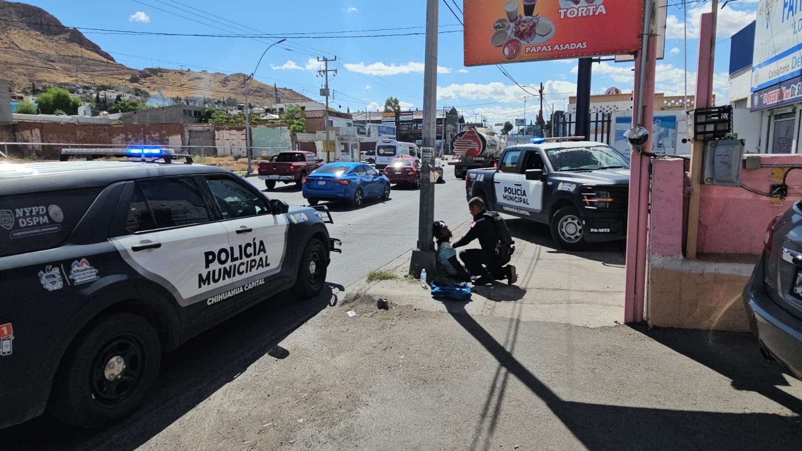 Atienden policías a hombre en estado de ebriedad en la Pacheco