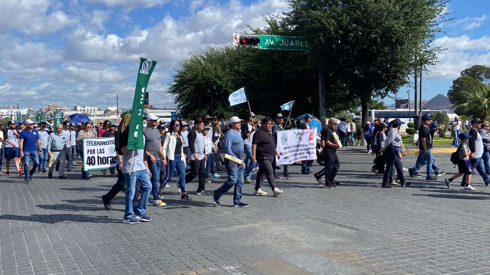 Protesta contingente de telefonistas y del Monte de Piedad en el Ángel