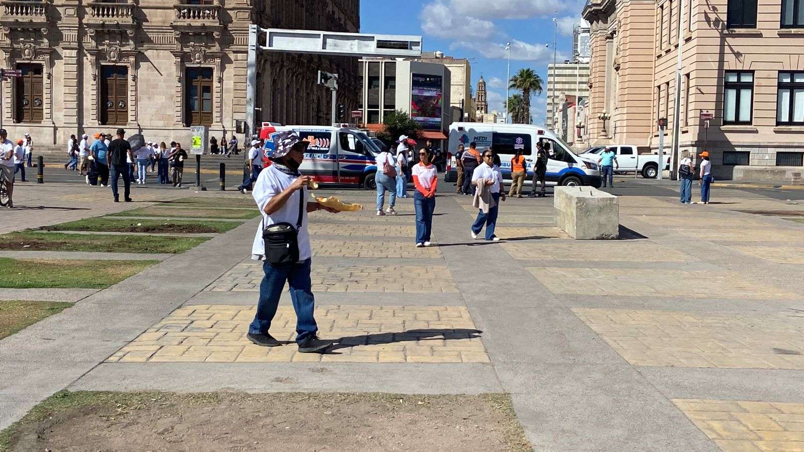 Se retiran maestros de Plaza del Ángel después de desfile