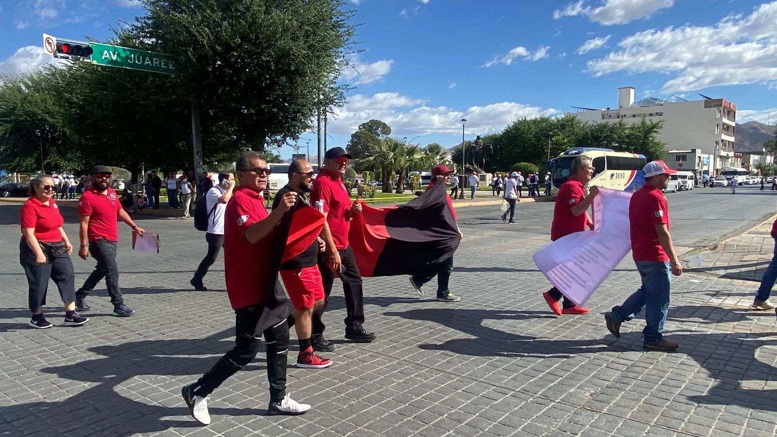 Protesta contingente de telefonistas y del Monte de Piedad en el Ángel