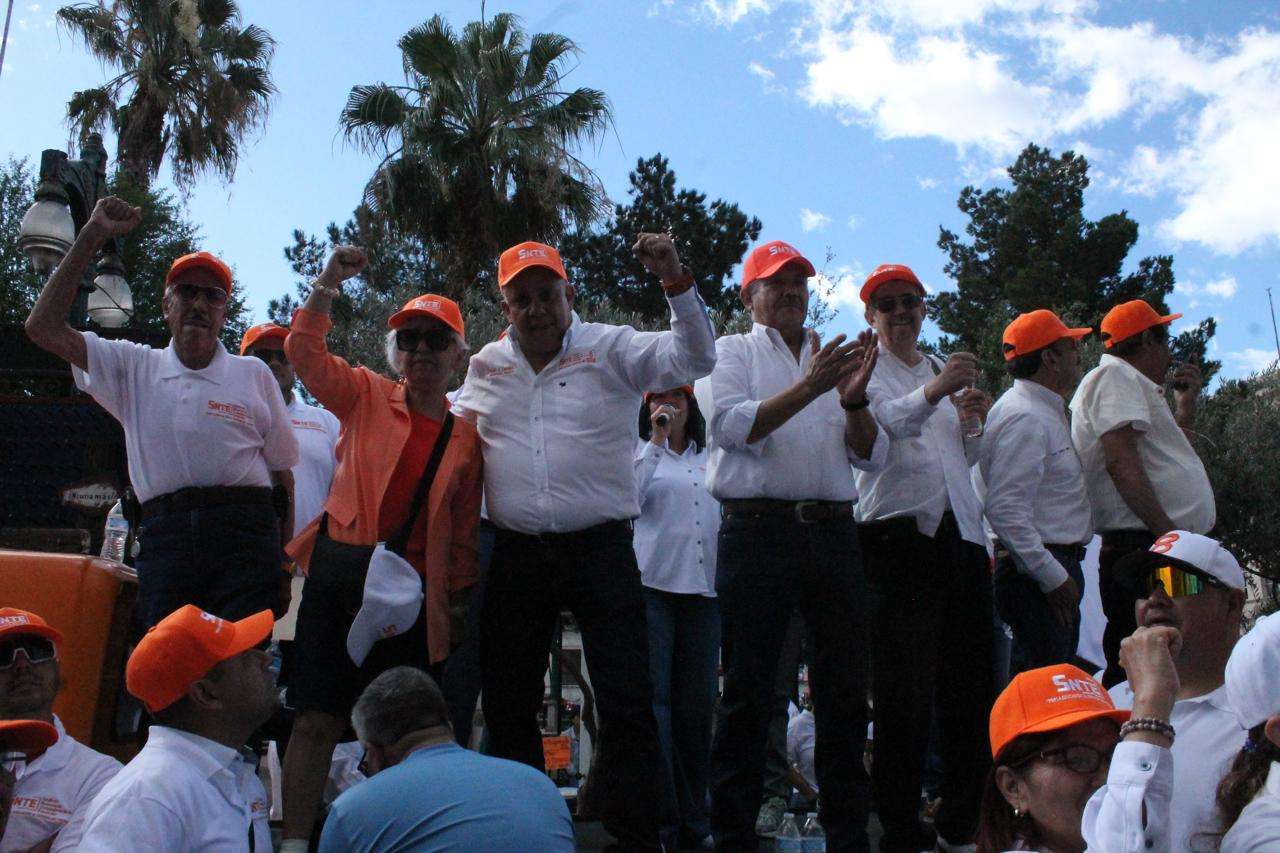 Encabeza Eduardo Zendejas contingente de la Sección 8 en desfile