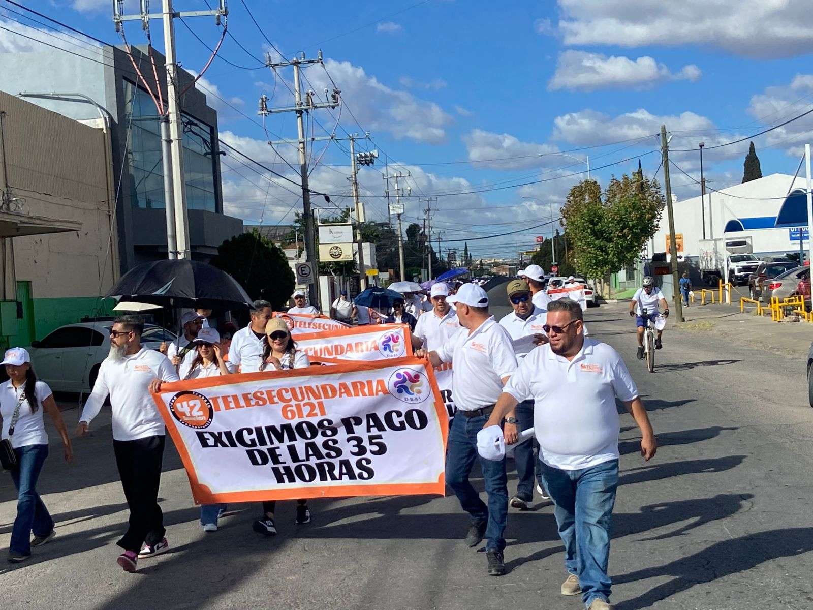 Desfilan más de 2 mil maestros de la Sección 42 rumbo al Ángel