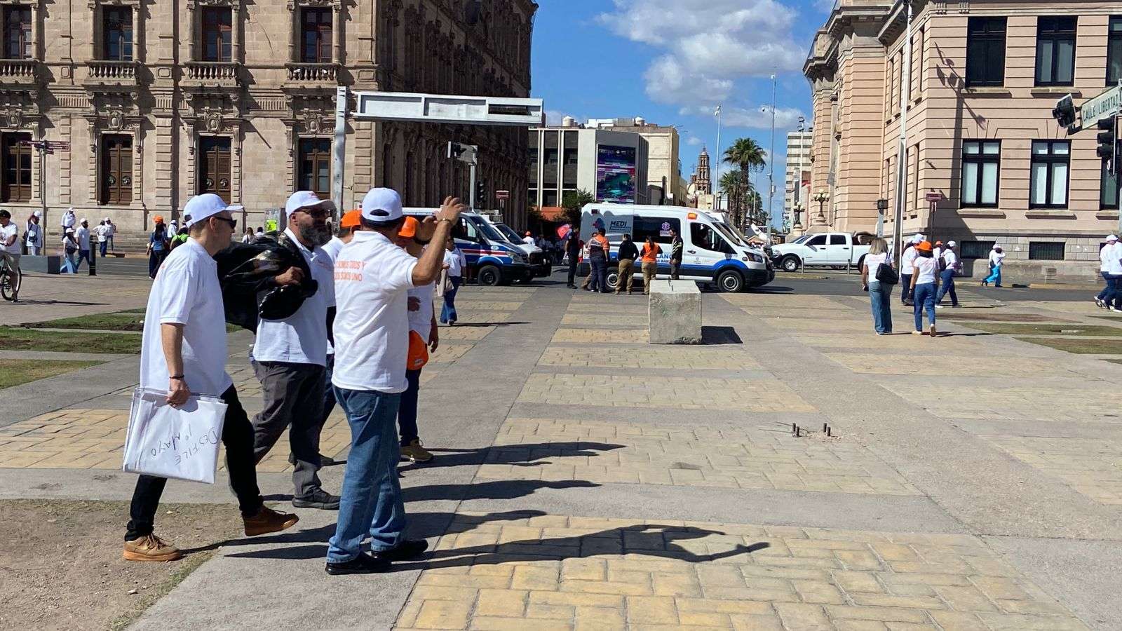 Se retiran maestros de Plaza del Ángel después de desfile