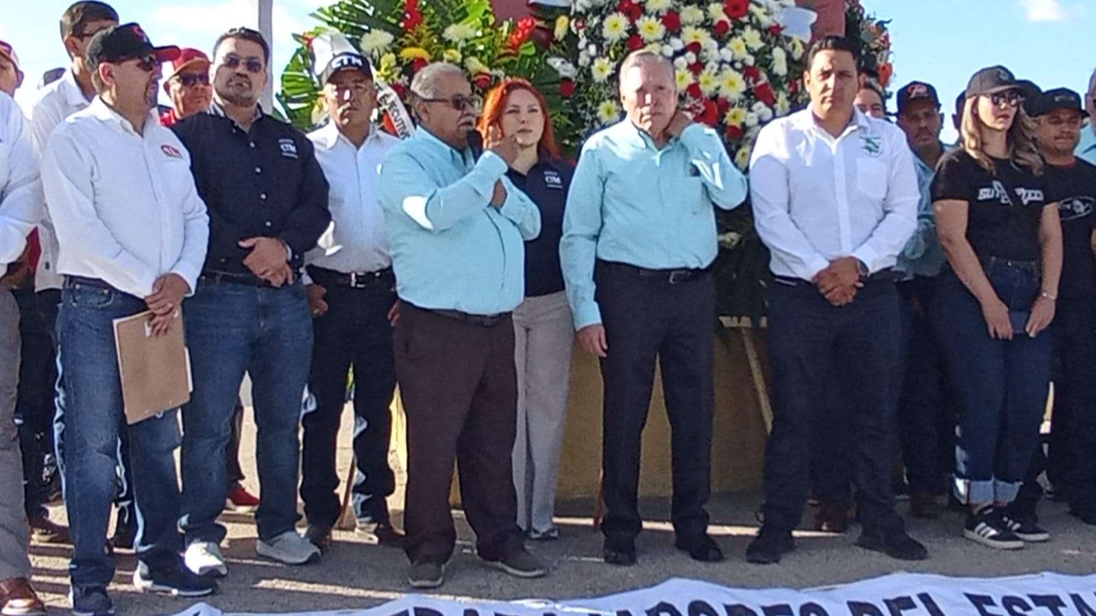 Montan líderes sindicales guardia de honor en el Monumento al Trabajo