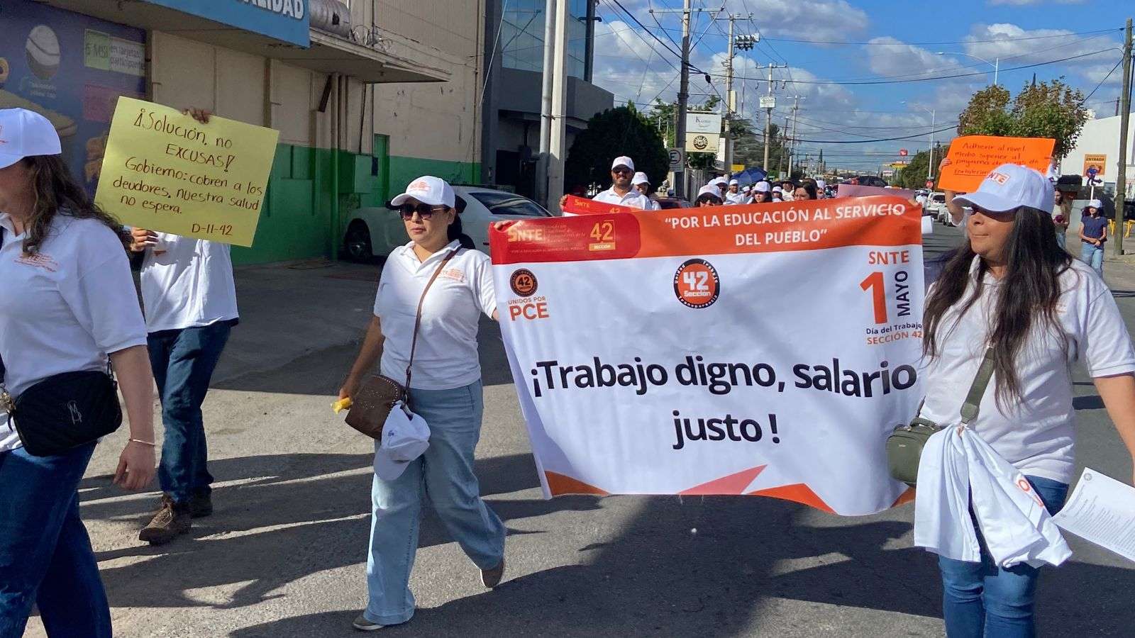 Desfilan más de 2 mil maestros de la Sección 42 rumbo al Ángel