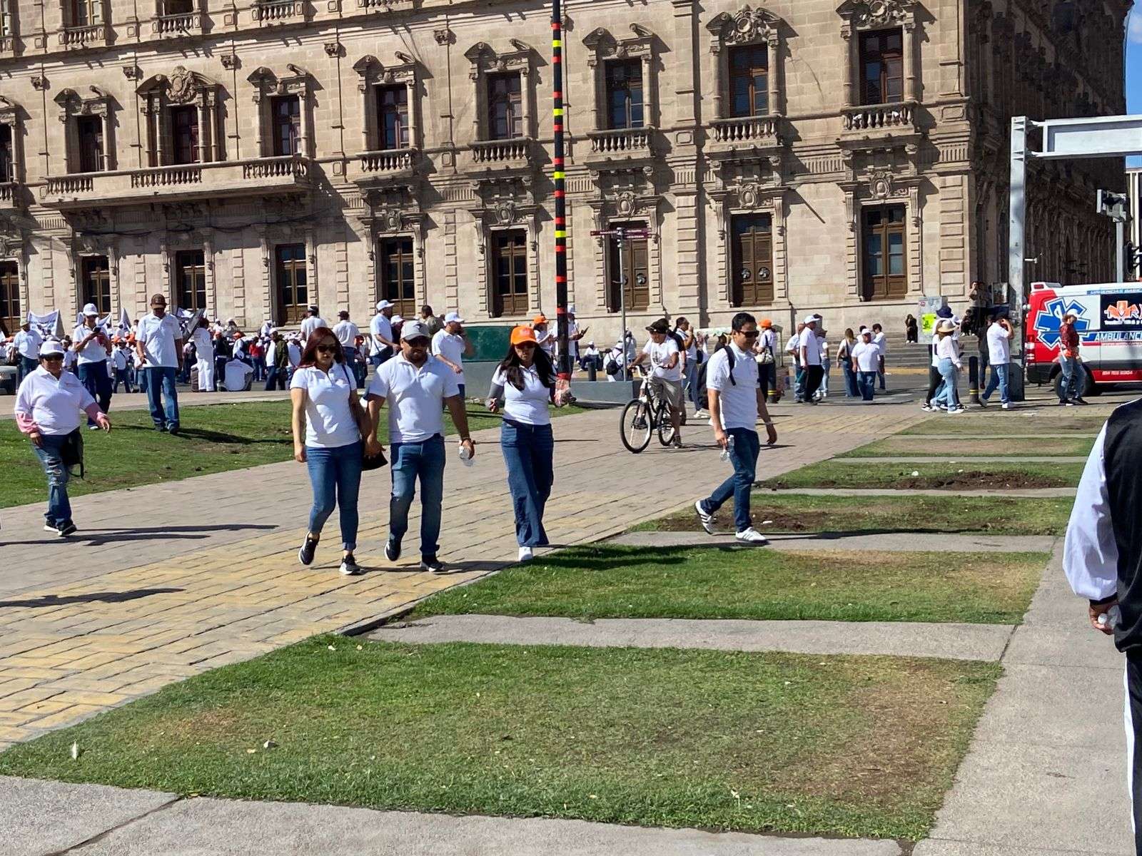 Se retiran maestros de Plaza del Ángel después de desfile