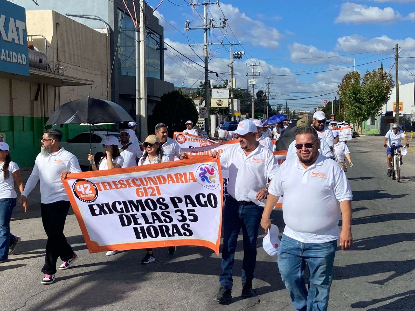 Desfilan más de 2 mil maestros de la Sección 42 rumbo al Ángel