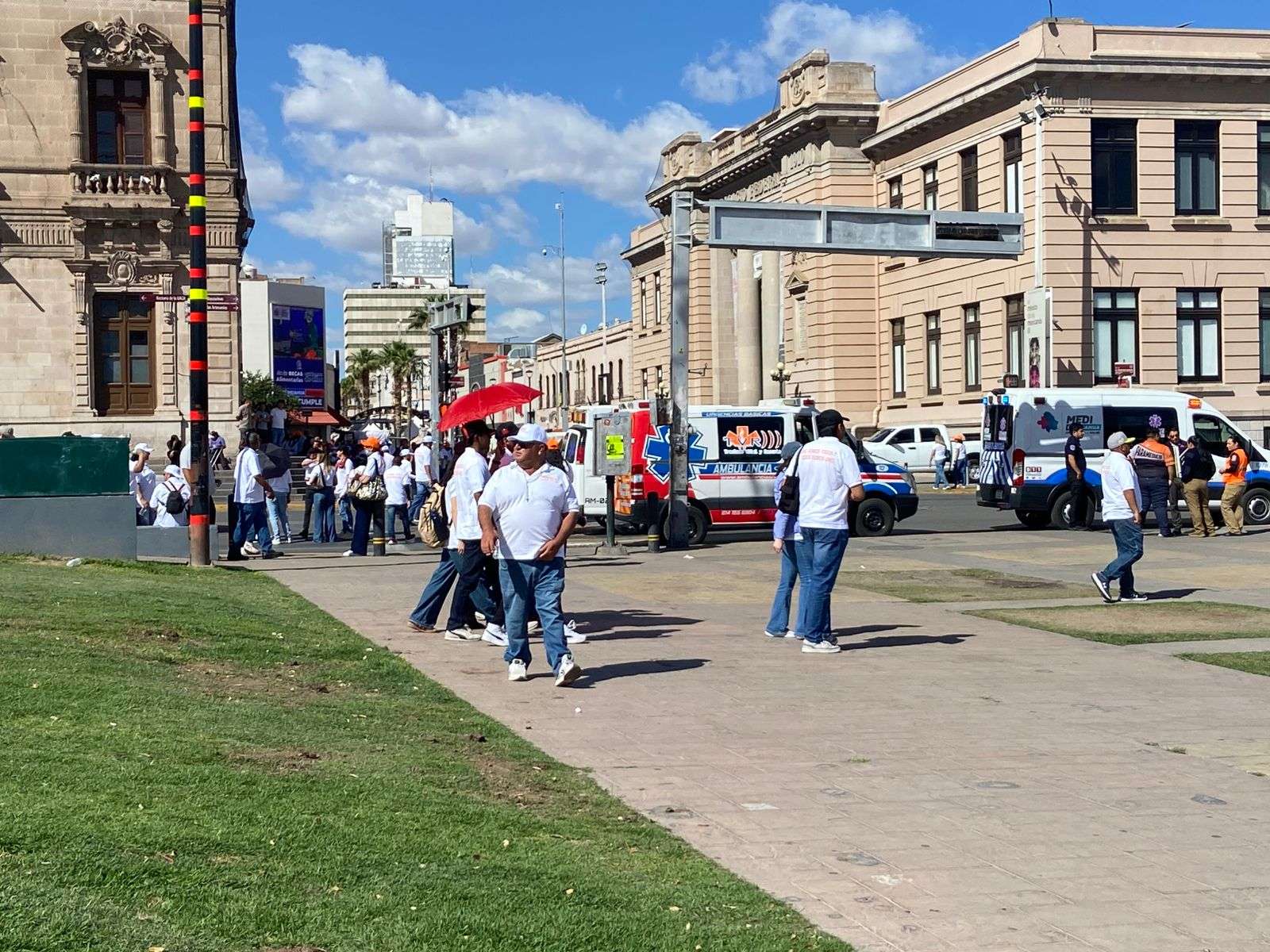 Se retiran maestros de Plaza del Ángel después de desfile
