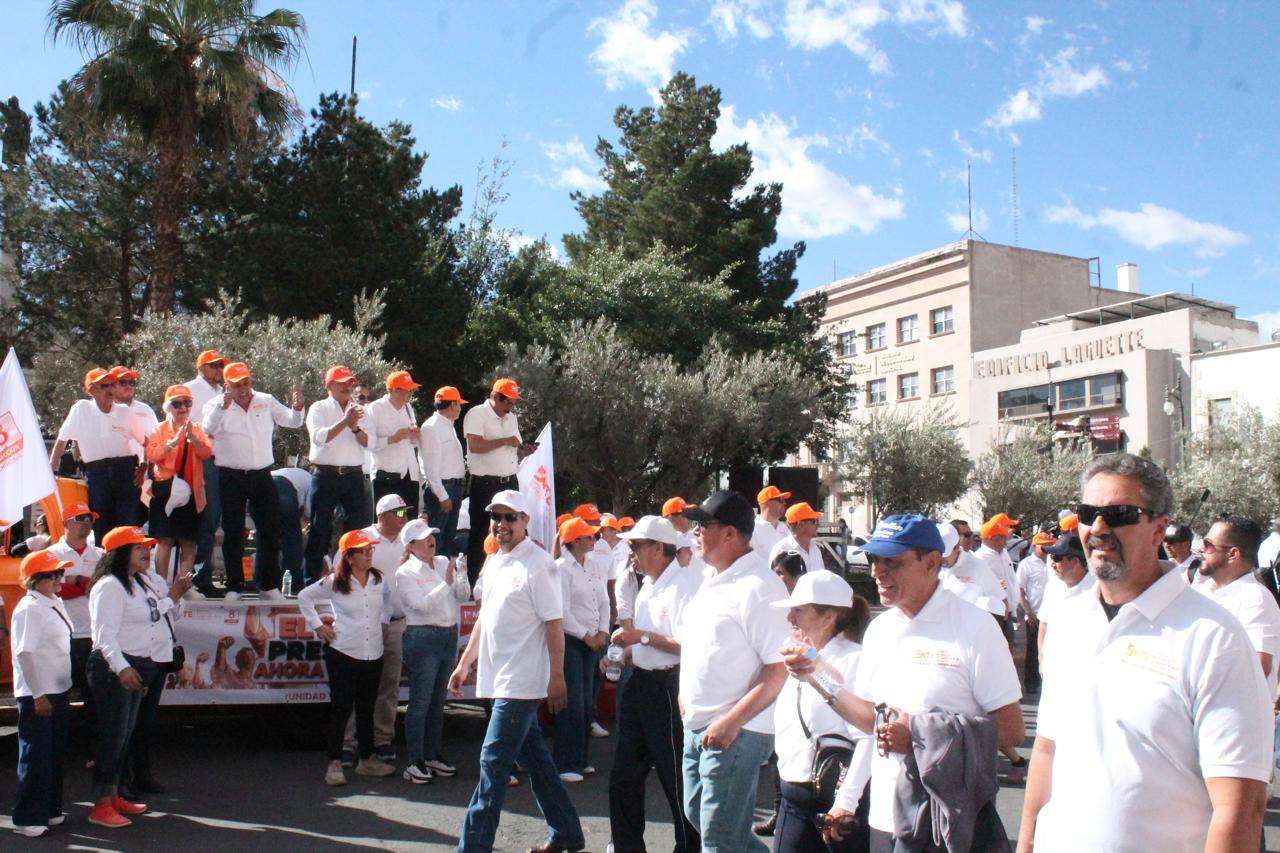 Encabeza Eduardo Zendejas contingente de la Sección 8 en desfile