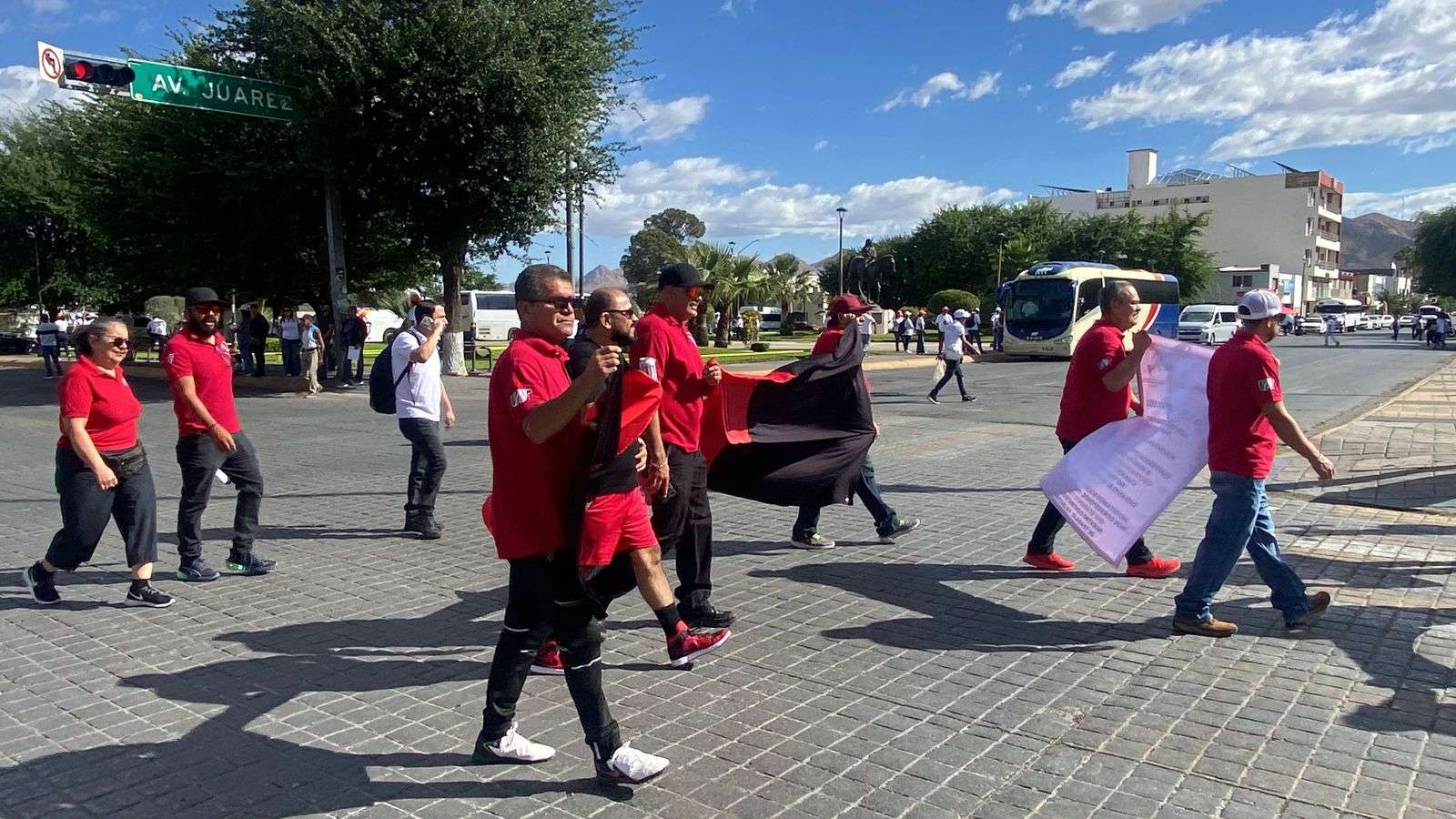 Protesta contingente de telefonistas y del Monte de Piedad en el Ángel