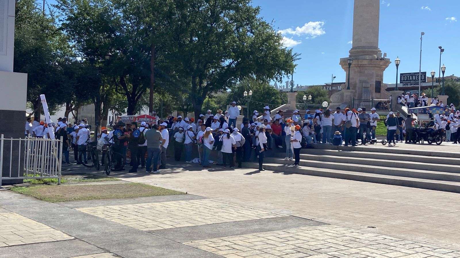 Se retiran maestros de Plaza del Ángel después de desfile