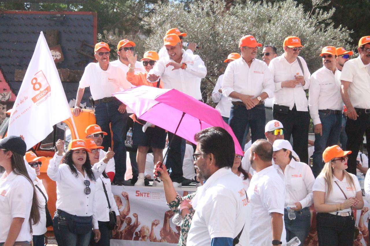 Encabeza Eduardo Zendejas contingente de la Sección 8 en desfile