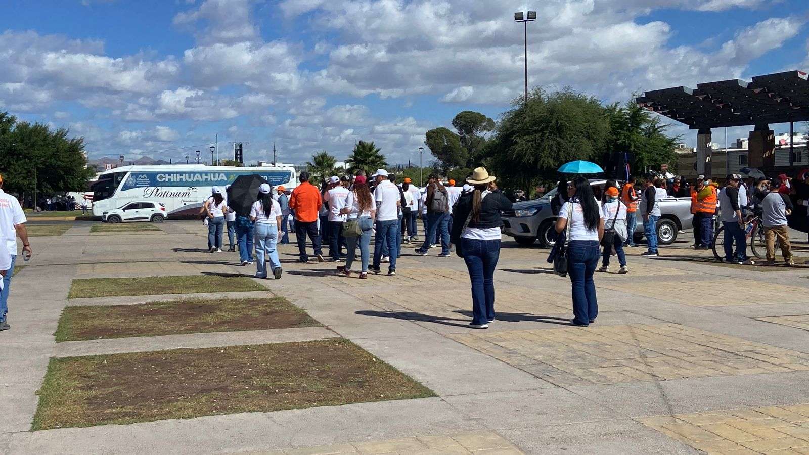 Se retiran maestros de Plaza del Ángel después de desfile