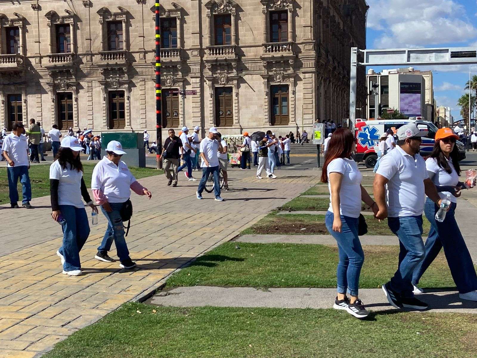 Se retiran maestros de Plaza del Ángel después de desfile