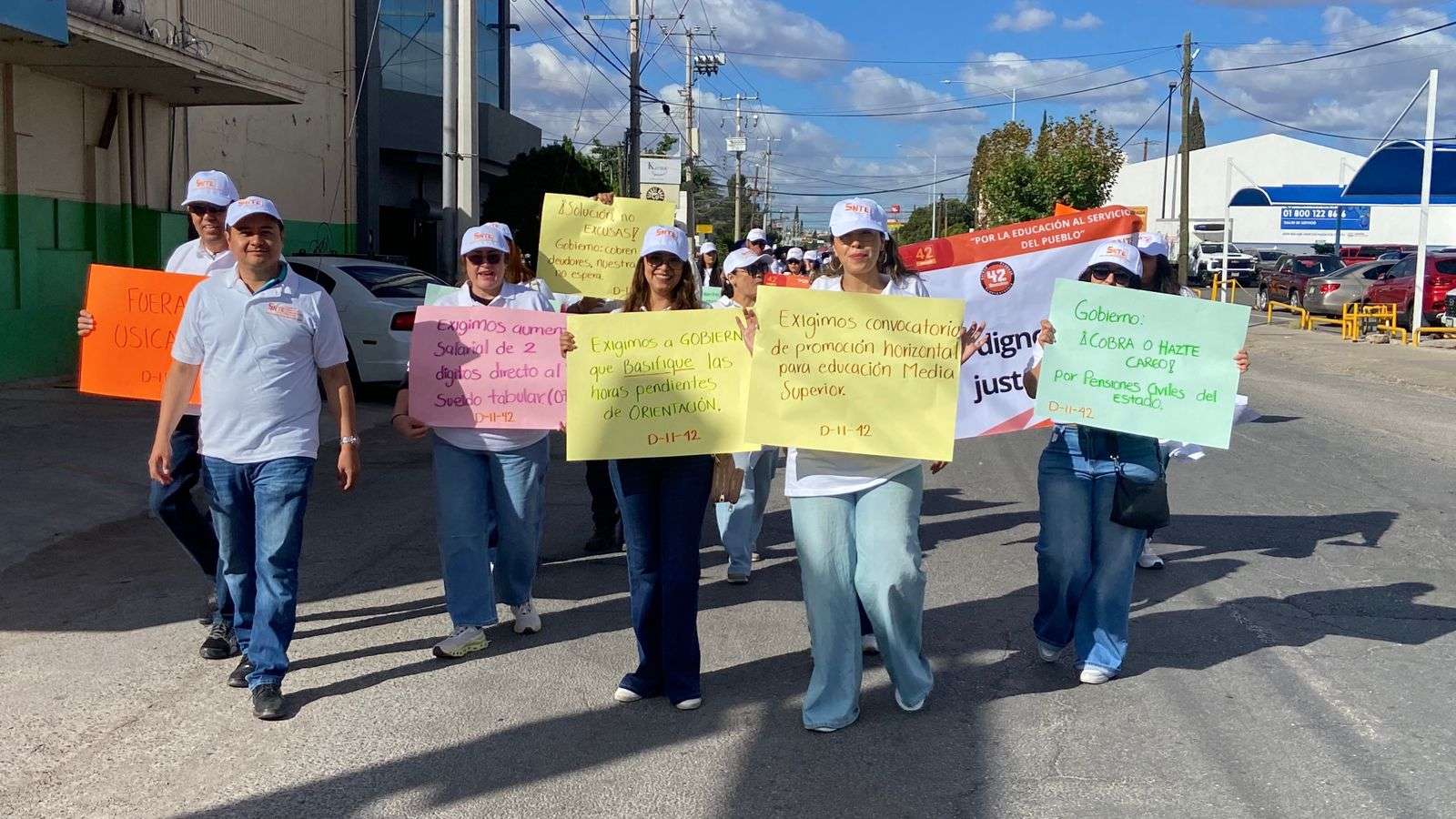 Desfilan más de 2 mil maestros de la Sección 42 rumbo al Ángel