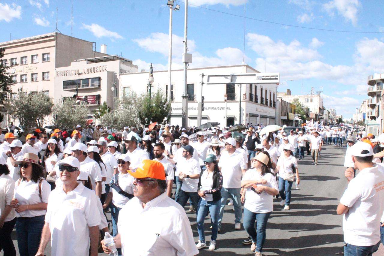 Encabeza Eduardo Zendejas contingente de la Sección 8 en desfile