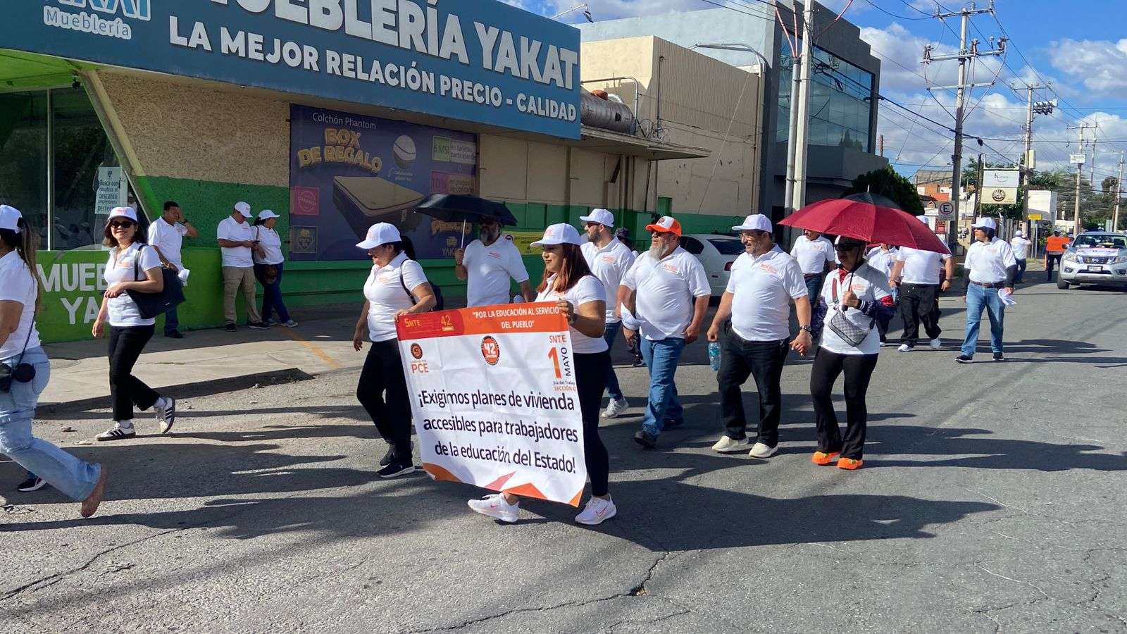 Desfilan más de 2 mil maestros de la Sección 42 rumbo al Ángel