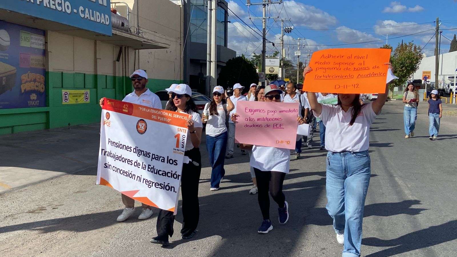 Desfilan más de 2 mil maestros de la Sección 42 rumbo al Ángel