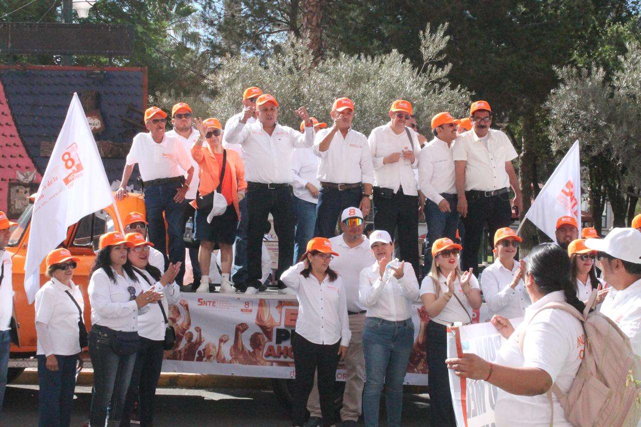 Encabeza Eduardo Zendejas contingente de la Sección 8 en desfile
