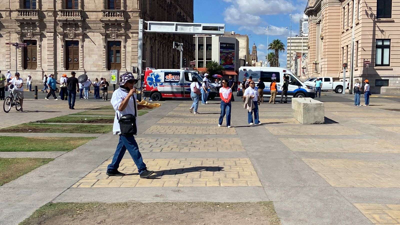 Se retiran maestros de Plaza del Ángel después de desfile
