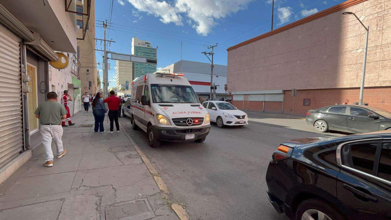 Resulta herida al ser atropellada en el centro 