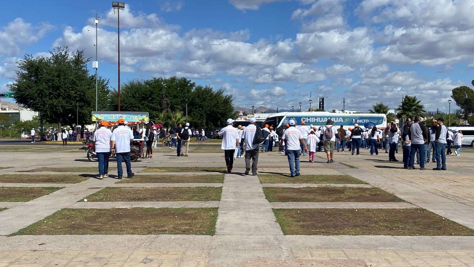 Se retiran maestros de Plaza del Ángel después de desfile