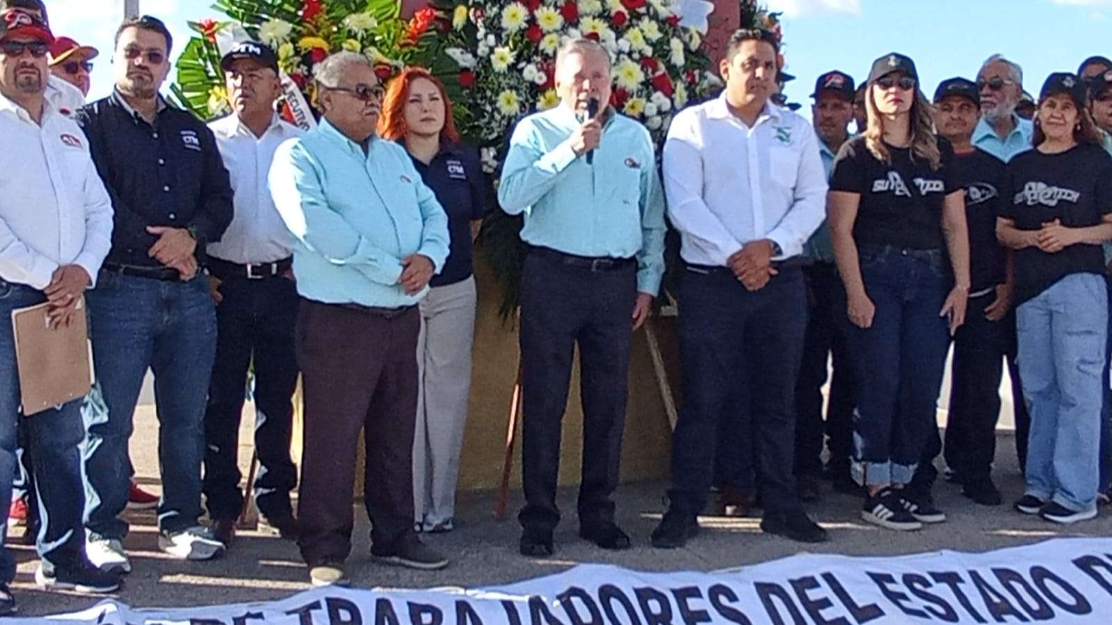 Montan líderes sindicales guardia de honor en el Monumento al Trabajo