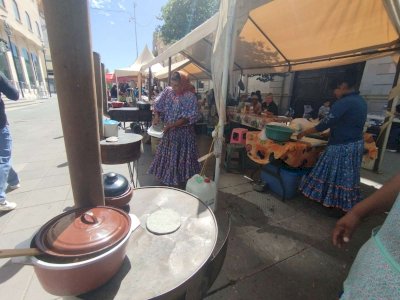 Instalan bazar de comida rarámuri en el Centro 