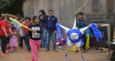 Festejan Los de Abajo a niños rarámuris en su día en Los Nogales y Meoqui