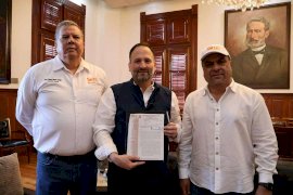 Entrega Sección 42 del Snte pliego petitorio a De la Peña