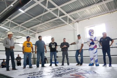 Celebran el Día de las Niñez con función de lucha libre en El Charco 