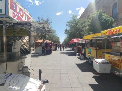 Trabajan comerciantes del Centro en el Día del Trabajo