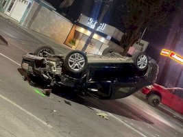 Vuelca vehículo por fuerte choque en las Américas