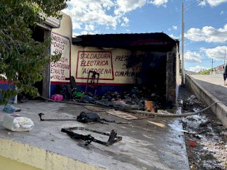 Se incendia taller de autos en la colonia Unidad Proletaria