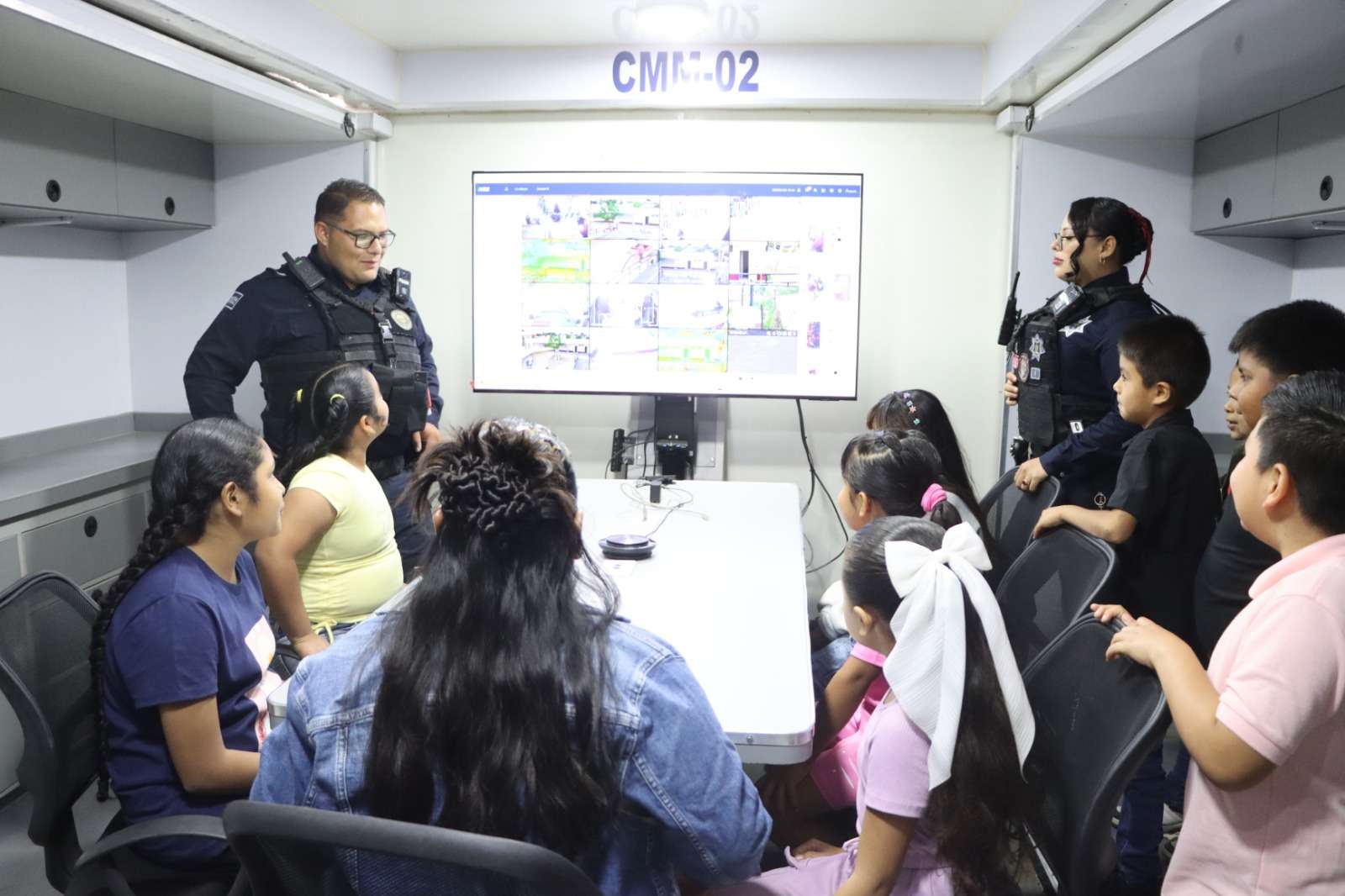 Celebran policías municipales Día de la Niñez en la primaria Arturo Gamiz 