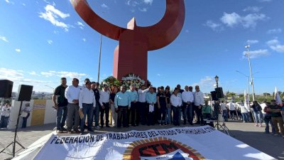 Montan líderes sindicales guardia de honor en el Monumento al Trabajo